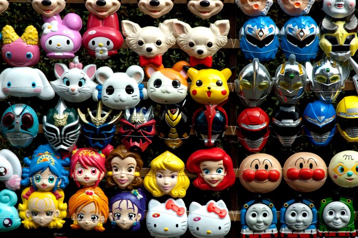 Lustige Masken für die Kinder am Tsuruoka-Hachimangu Schrein in Kamakura
